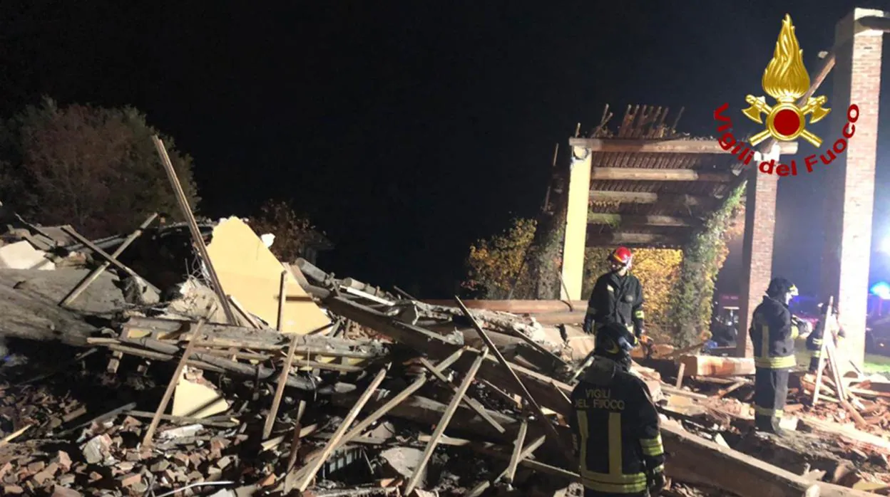 Varios bomberos buscan a sus compañeros entre los escombros de la vivienda que explotó en Quargnento