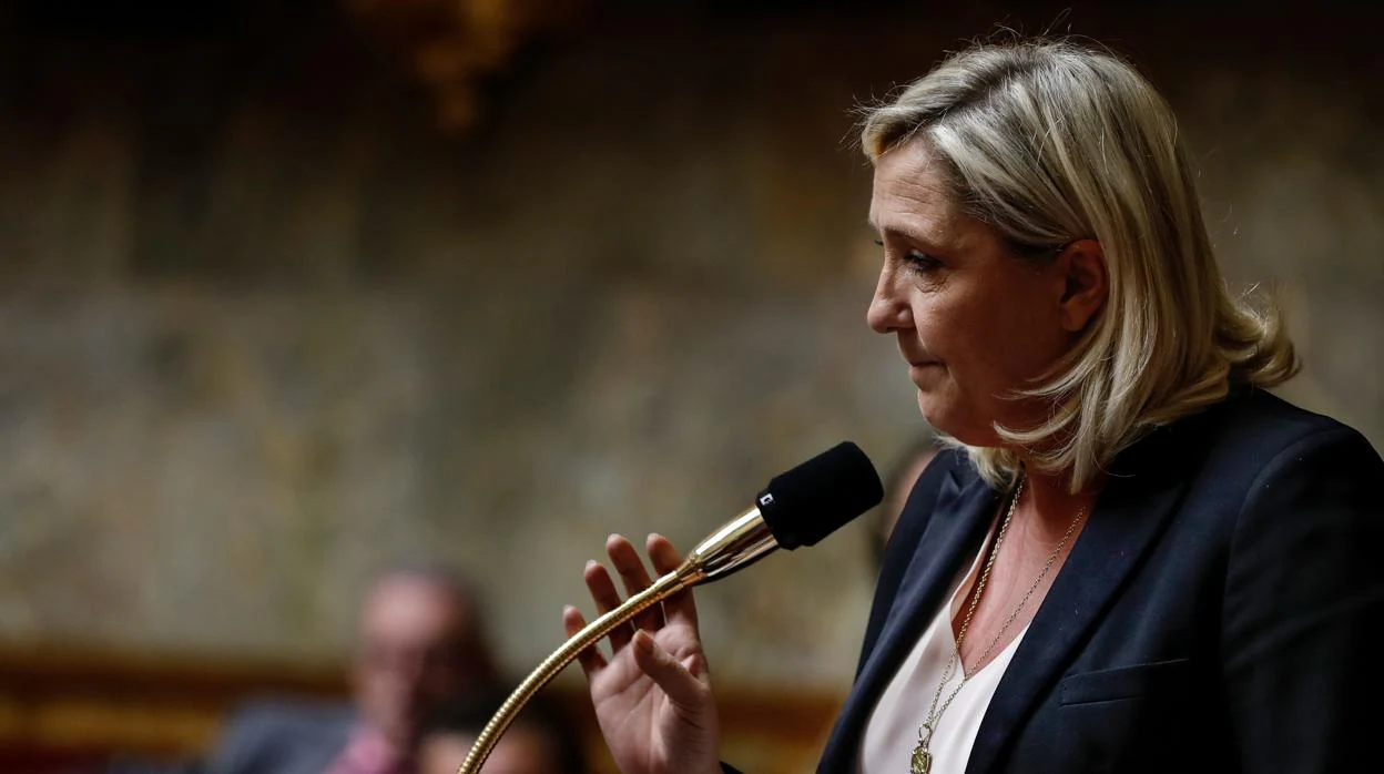 La diputada Marine Le Pen habla durante una sesión de preguntas al Gobierno en la Asamblea Nacional Francesa