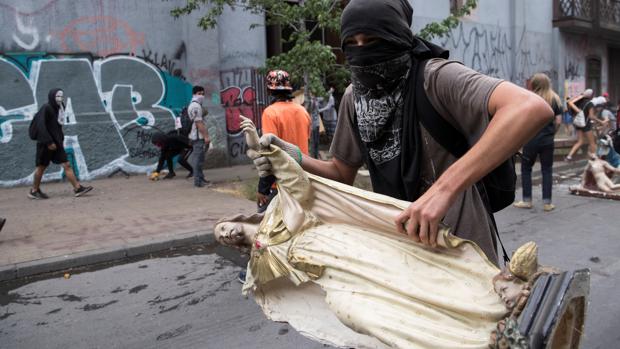 Los radicales causan incendios y saquean una iglesia durante las protestas en Chile