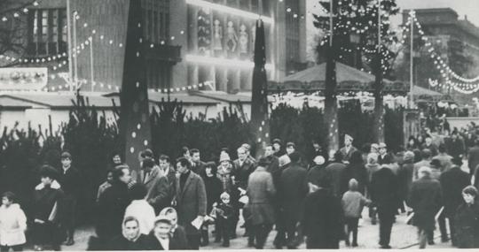 Un mercadillo navideño en Berlín Oriental