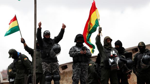 Motines en comisarías, ruido de sables y violencia en las calles de Bolivia