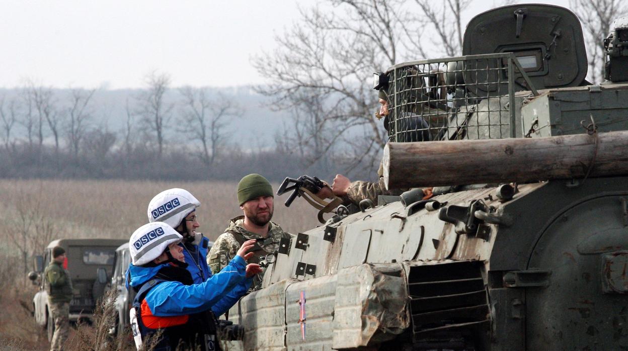 Bajo la supervisión de la OSCE, unidades del Ejército ucraniano y milicias separatistas se han retirado de la línea de frente en Petróvskoye