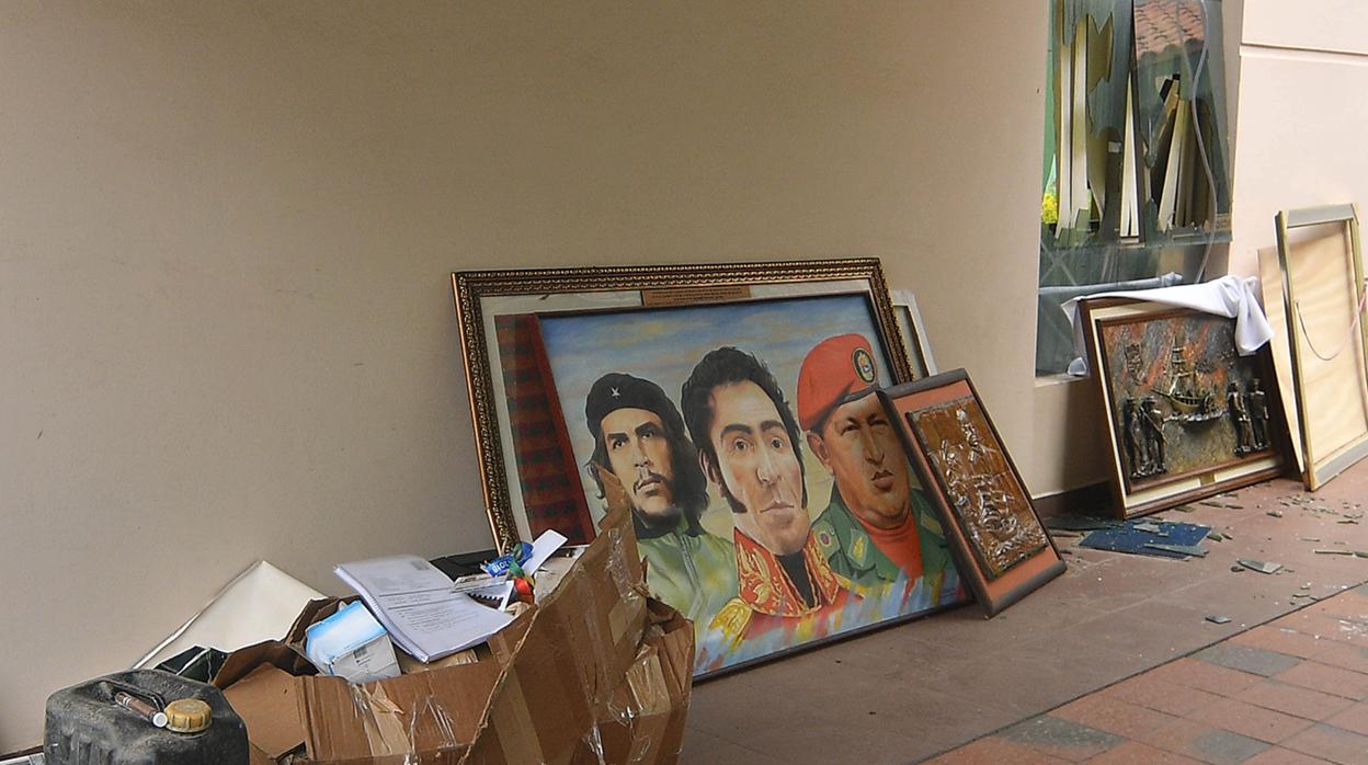 Uno de los cuadros de la casa de Cochabamba de Morales, saqueda por los manifestantes