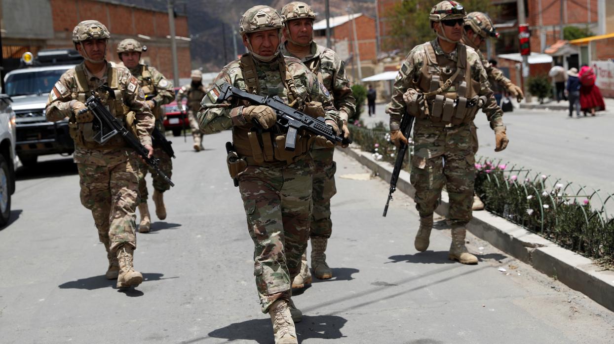 Efectivos militares patrullan por las calles de La Paz