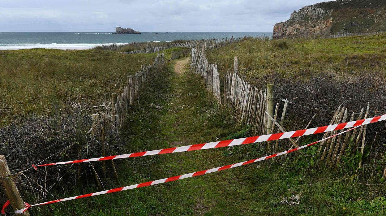 Acceso cerrado a una de las playas donde se han encontrado fardos de cocaína