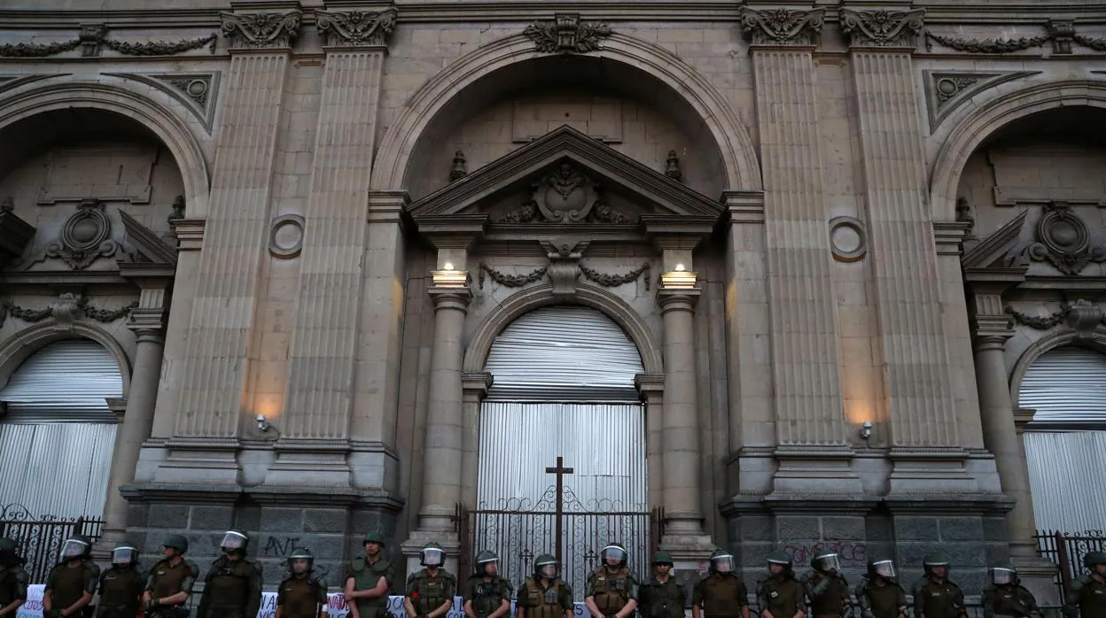 Las fuerzas de seguridad toman posición frente al edificio del gobierno en Santiago