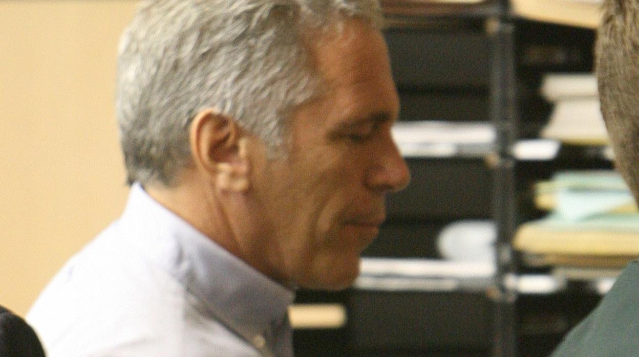 El magnate Jeffrey Epstein apareció sin vida en su celda, en un aparante caso de suicidio