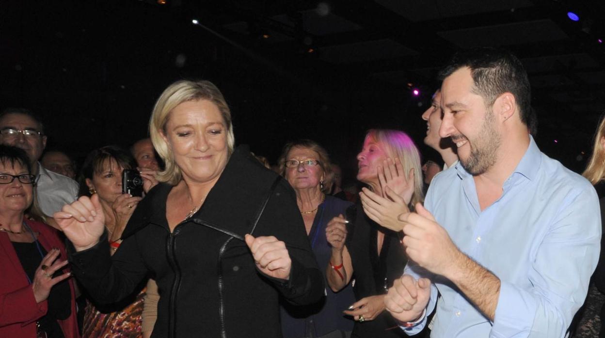 Salvini con Marine Le Pen en 2014 en Lyon