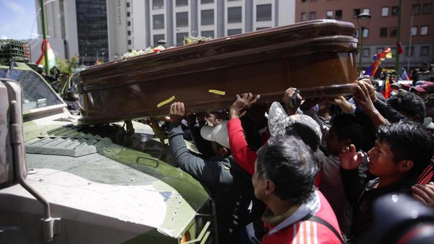 La policía de Bolivia usa gases lacrimógenos para dispersar una marcha que portaba los ataúdes de otros manifestantes