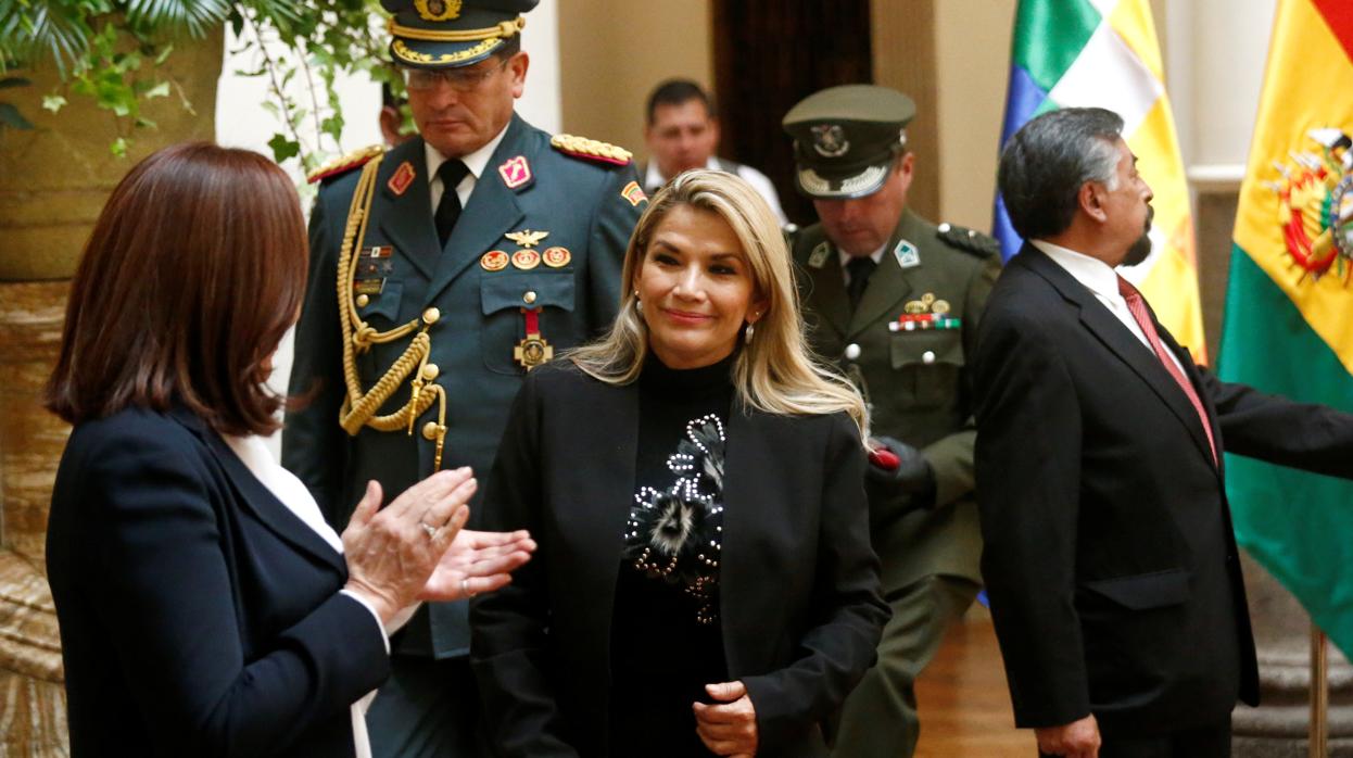 La presidenta interina de Bolivia, Jeanine Áñez, durante un acto en el palacio presidencial en La Paz