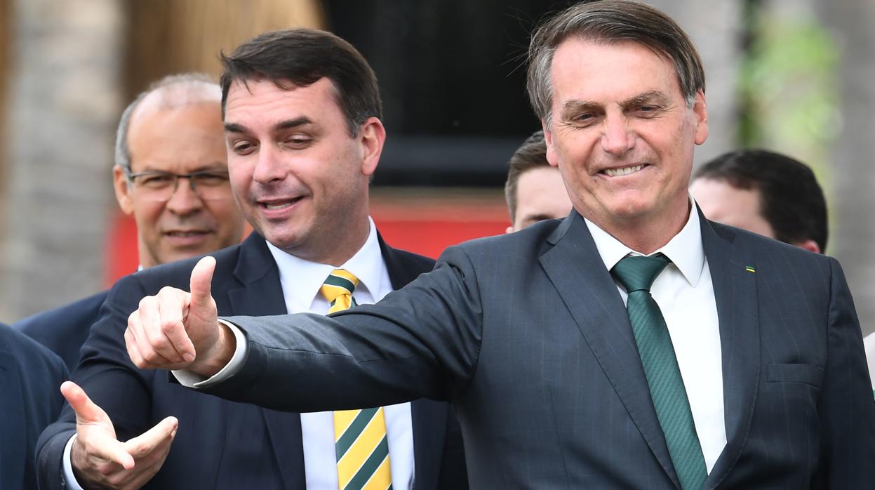 Jair Bolsonaro y su hijo Flavio Bolsonaro durante el lanzamiento de su nuevo partido