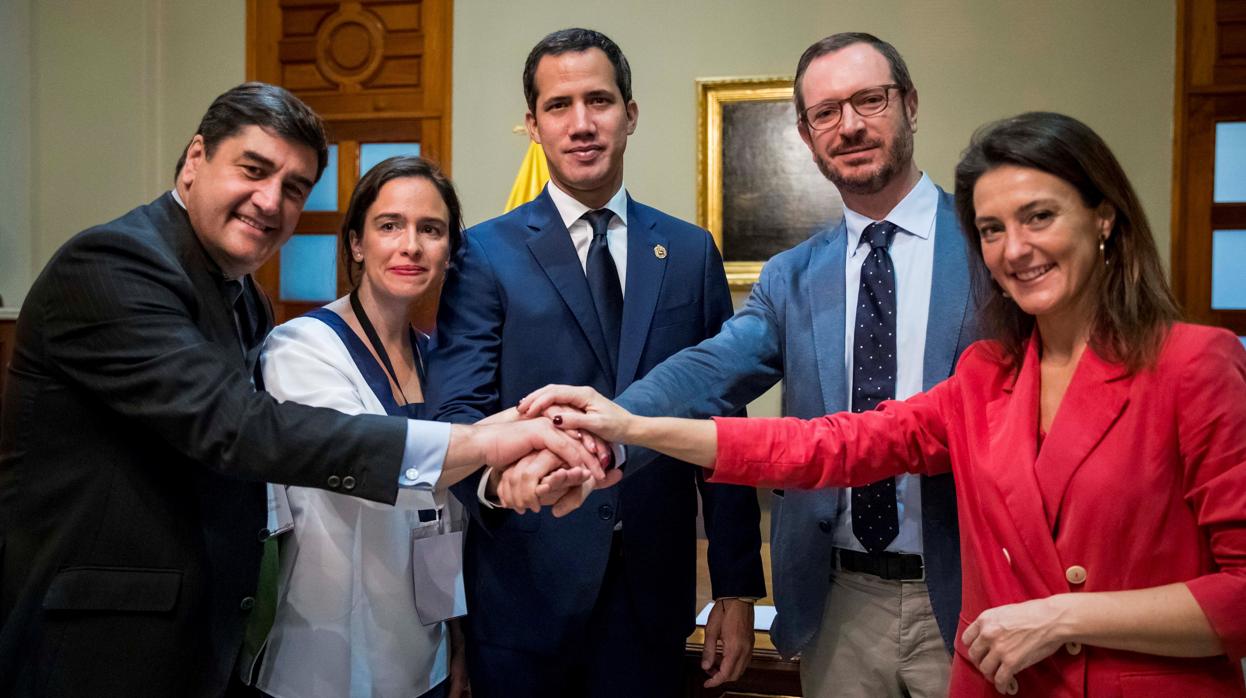 Juan Guaidó, en el centro, con los parlamentarios españoles Javier Maroto, José Ignacio Echániz, Valentina Martínez Ferro y Belen Hoyo