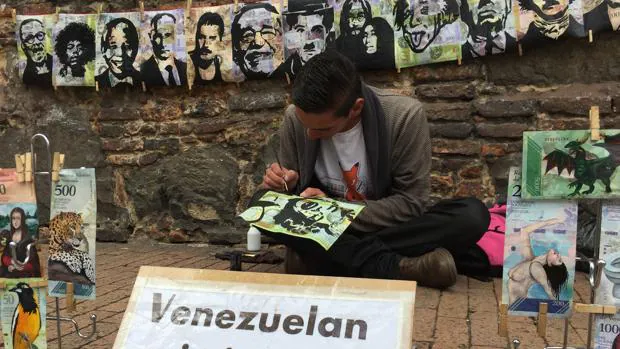 Los venezolanos exiliados en Colombia que sobreviven creando arte con bolívares
