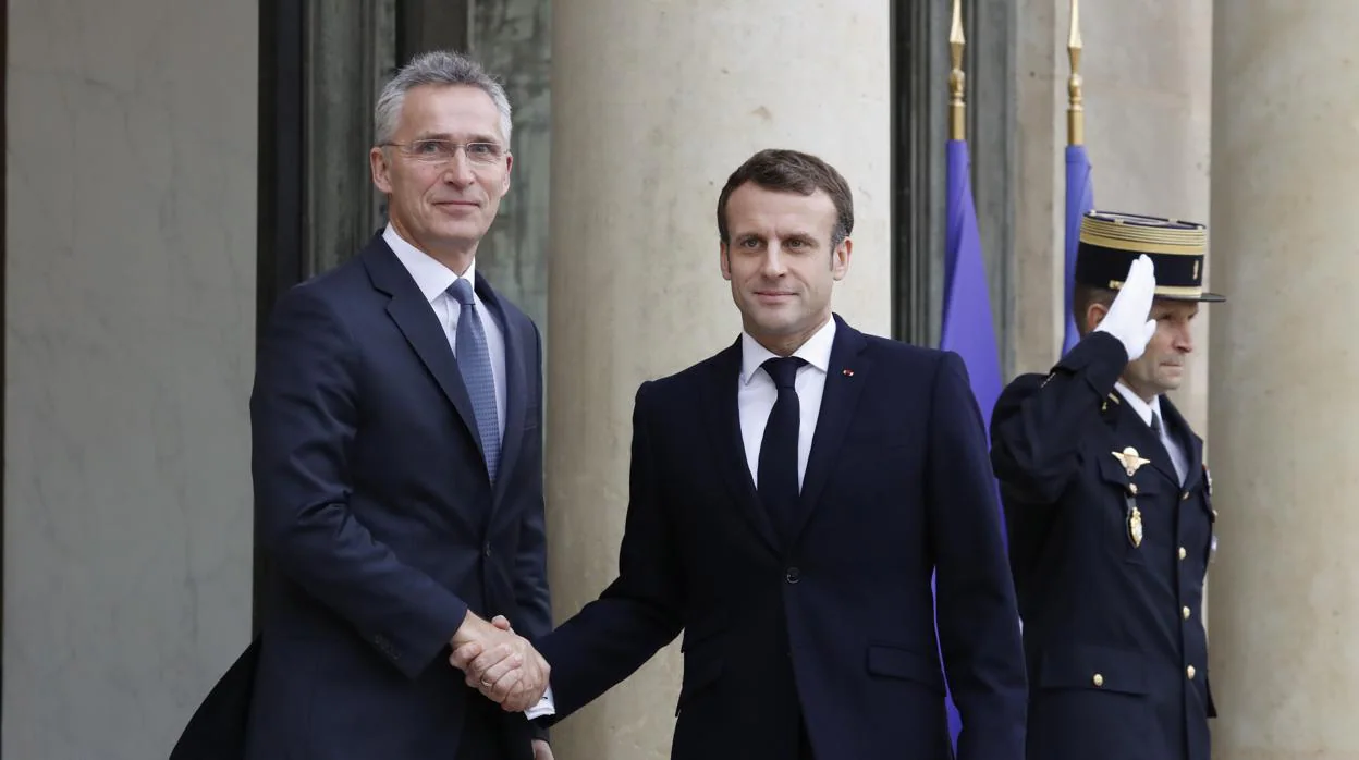 El presidente Macron con el secretario general de la OTAN, Jens Stoltenberg, hoy en París