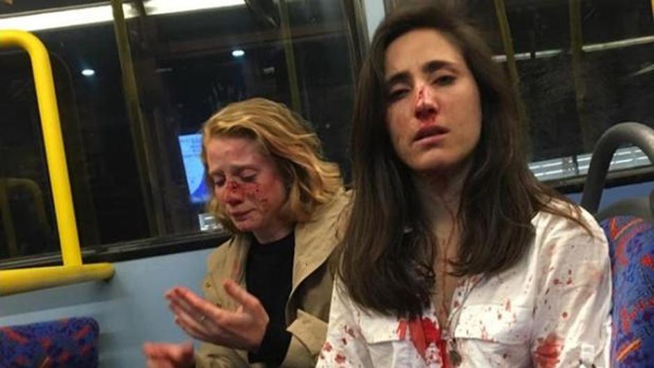 La Policía difunde el vídeo de la brutal agresión homófoba a dos mujeres en un autobús en Londres