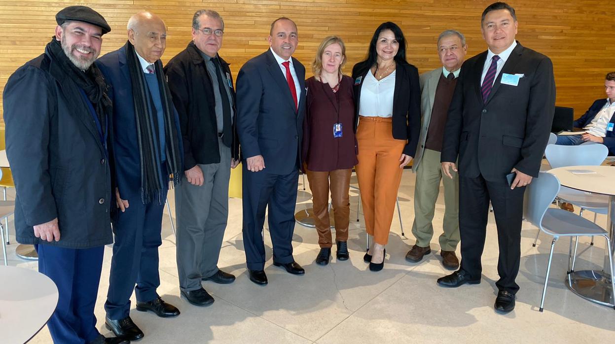 Los miembros de la falsa «delegación de la Mesa de Diálogo», con la eurodiputada Sandra Pereira, del Partido Comunista de Portugal (en el centro)