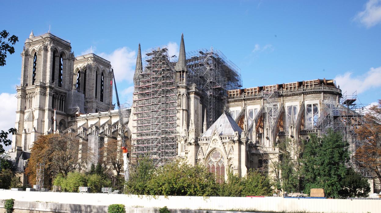 Entre todos los temas de polémica, inflamable, uno destaca, con mucho, hasta hoy. ¿Cómo reconstruir Notre Dame?