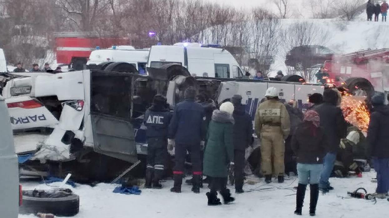 El accidente tuvo lugar tras un reventón en un neumático, precipitándose el bús la rio Kuenga