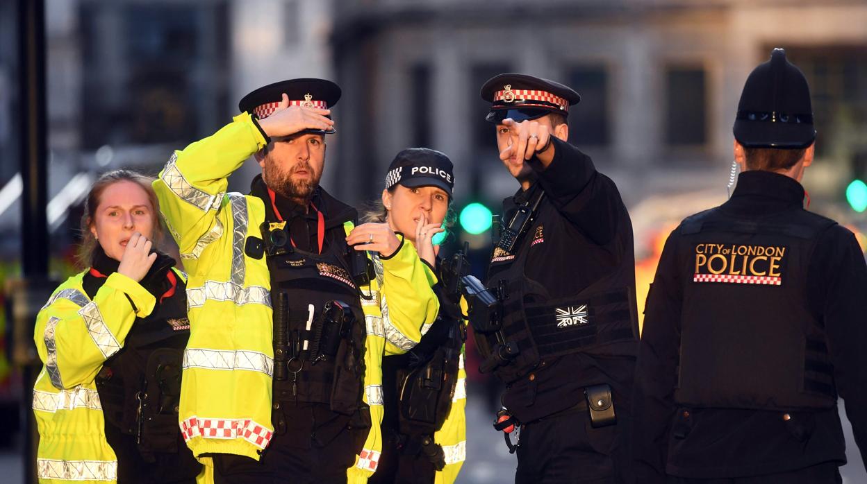 Agentes de policía cercan el lugar en el que se ha perpetrado, este viernes, un ataque terrorista, en Londres (Reino Unido)