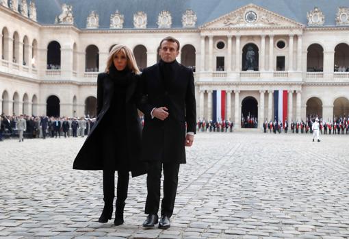 Macron rinde homenaje a los trece militares muertos en Mali