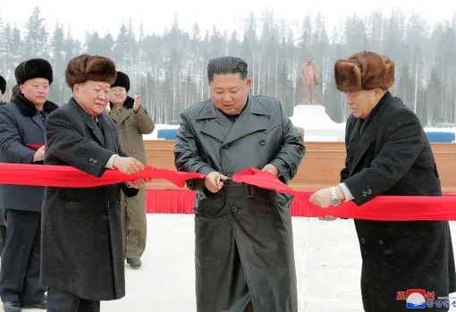 Kim Jon-un corta la cinta roja para inaugurar la ceremonia