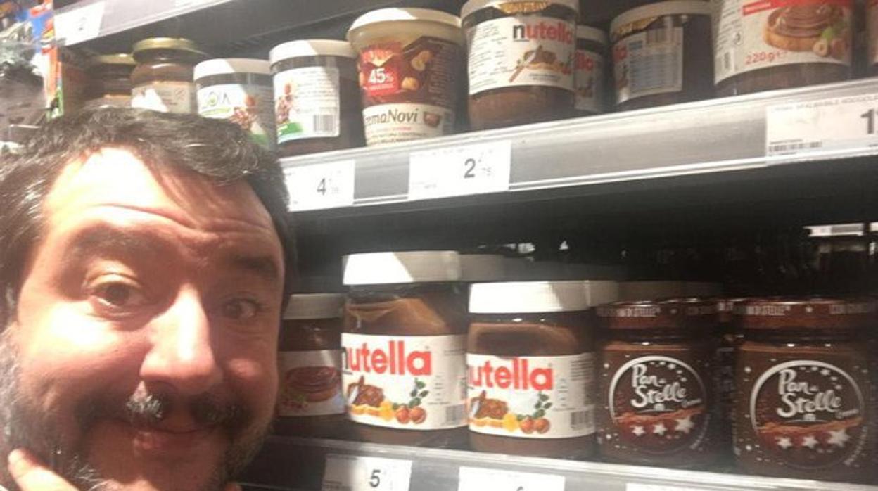 Salvini se hace un selfie con Nutella tras darse cuenta de su error