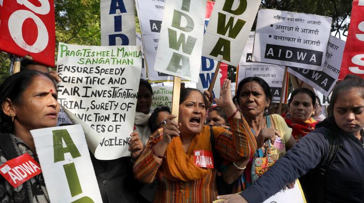 Varias mujeres reclaman justicia, el lunes en Nueva Delhi (India), durante una protesta contra la violencia machista tras la violación y asesinato de la joven veterinaria