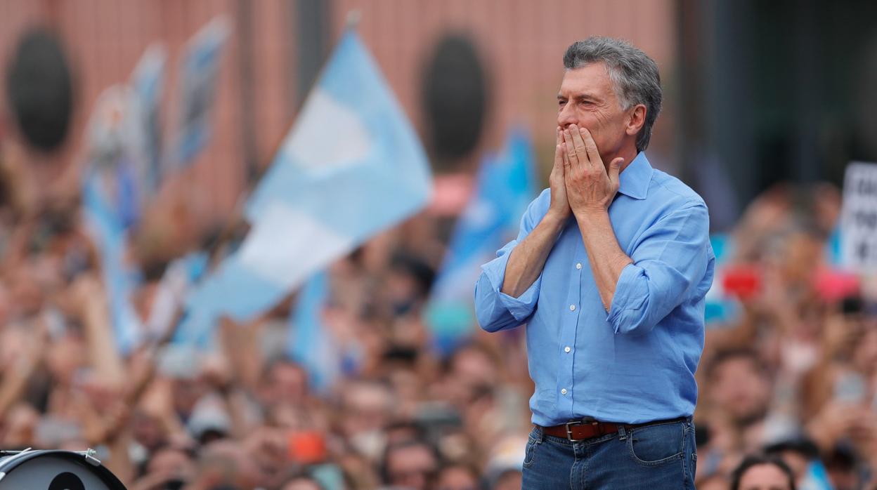 El Presidente Mauricio Macri saluda a las miles de personas que se reúnen en la Plaza de Mayo