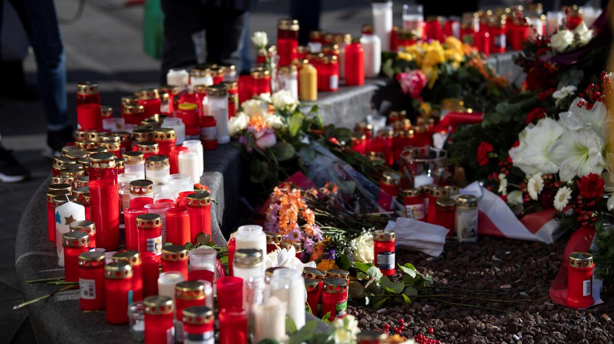 Numerosas velas recuerdan a la víctima en el lugar de los hechos en Augsburgo