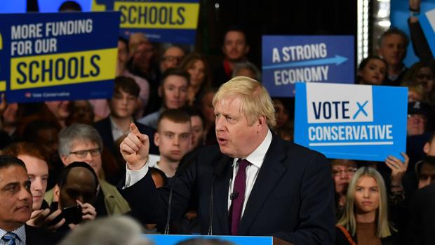 La ventaja de Johnson se estrecha, según la mayor encuesta británica