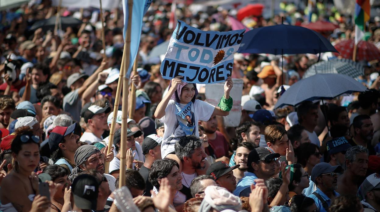 Miles de personas se concentran frente a la Casa Rosada, sede del Ejecutivo, a la espera del nuevo presidente de Argentina