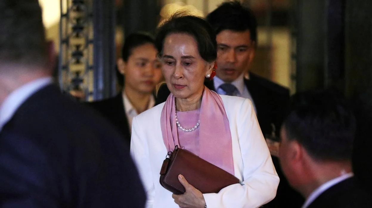 Aung San Suu Kyi abandona el Tribunal Penal Internacional, en La Haya, este semana