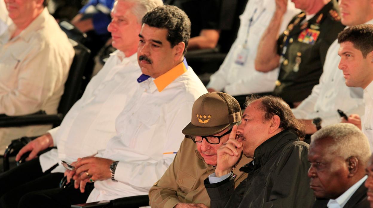 De izquerda a dercha, Díaz-Canel, Nicolás Maduro, Raúl Castro mientras escucha a Daniel Ortega, ayer en La Habana