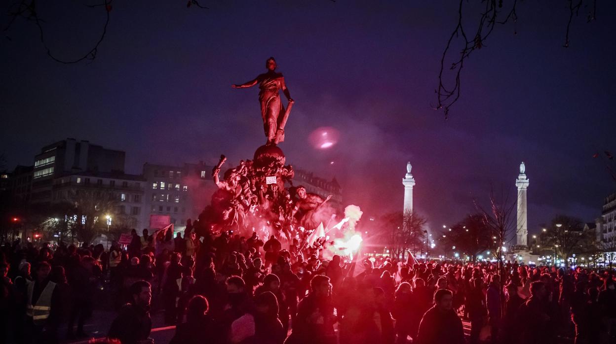 Los manifestantes rodean ayer la estatua «El triunfo de la República» en París