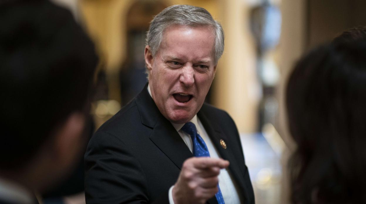 El republicano Mark Meadows se dirige a los periodistas en el Capitolio