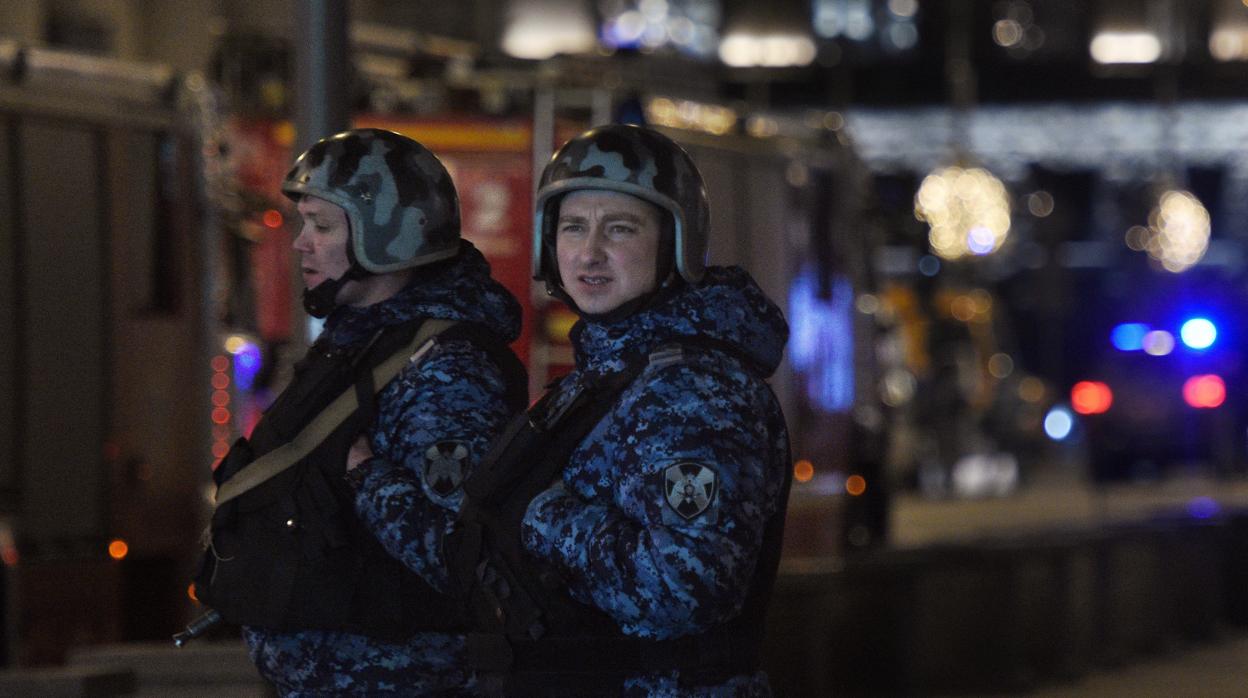 Miembros de las fuerzas de seguridad, en el escenario del ataque en Moscú