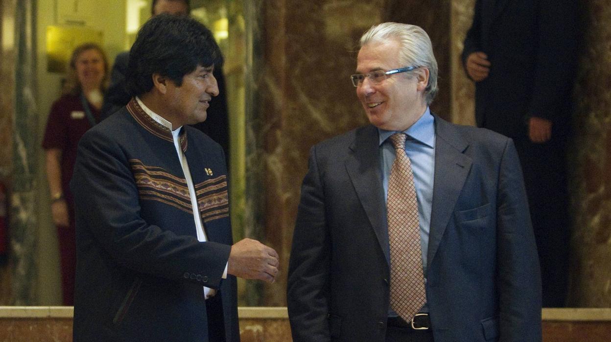 Evo Morales y Baltasar Garzón, en una reunión que mantuvieron en Madrid en 2010