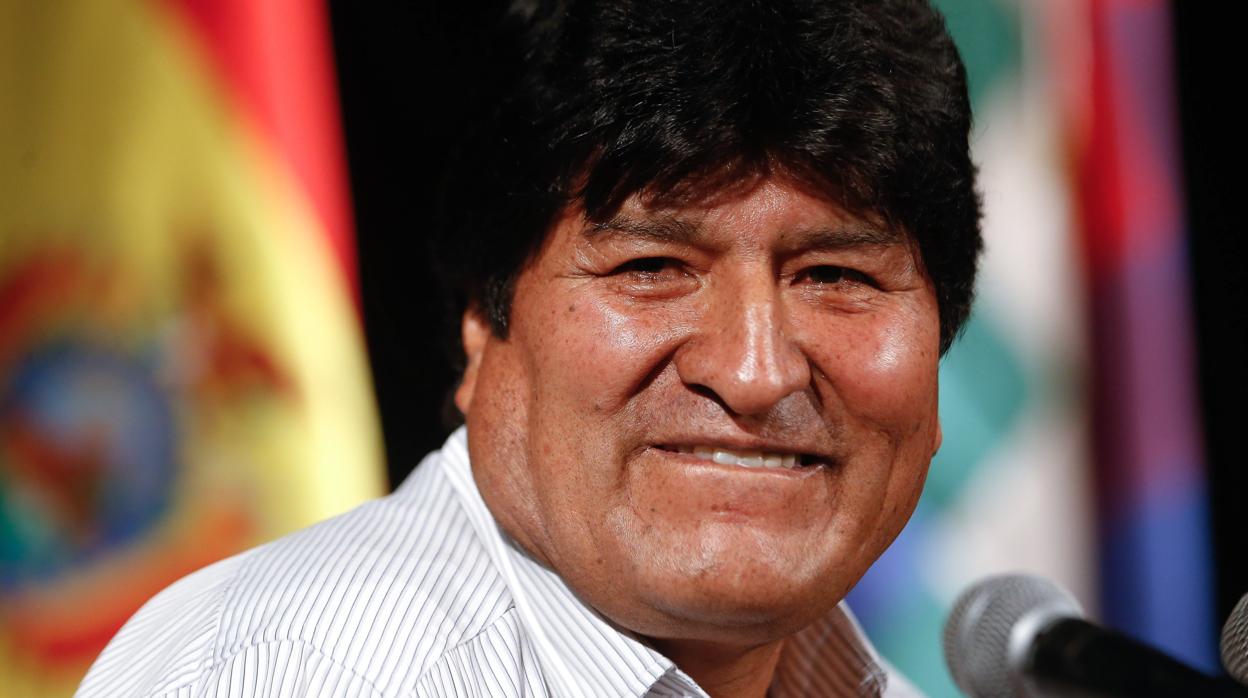 El expresidente de Bolivia Evo Morales habla durante una rueda de prensa en Buenos Aires