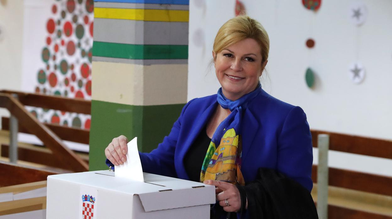 La conservadora Kolinda Grabar-Kitarovic vota en la primera vuelta