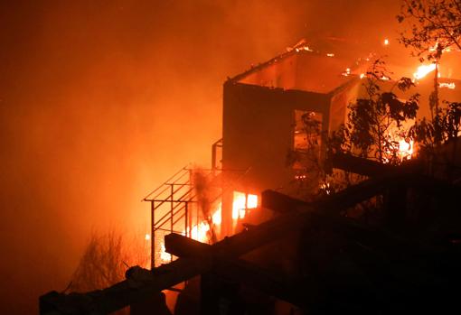 Arde la ciudad chilena de Valparaíso tras un incendio que se cree fue intencionado