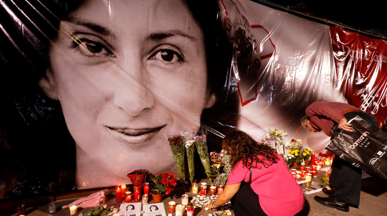 Flores en el memorial para recordar a la periodista asesinada Daphne Caruana, en La Valeta