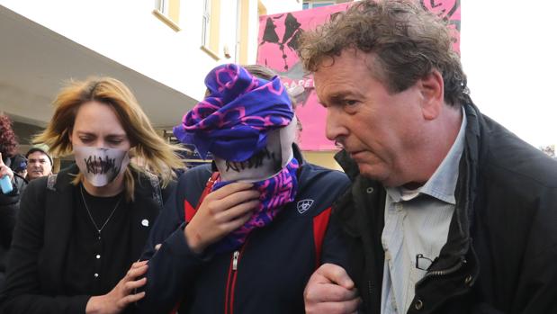 La Justicia chipriota declara culpable a una joven británica por la denuncia falsa de una violación en grupo