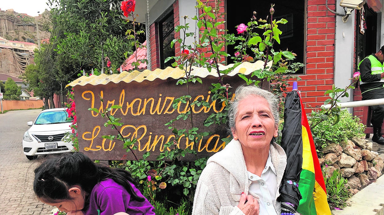 En la imagen, una de las vecinas que monta guardia frente a la legación