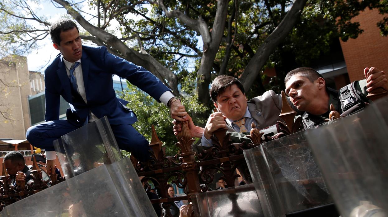 Juan Guaidó trata de acceder a la sede de la Asamblea Nacional saltando la verja del recinto