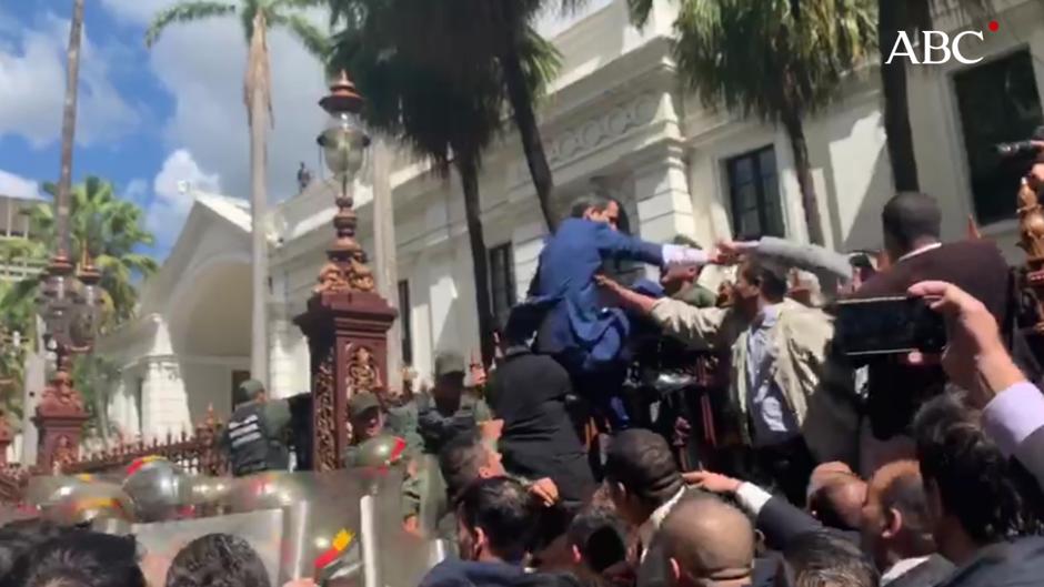 Vea el vídeo del intento de Guaidó de saltar la verja para entrar en la Asamblea de Venezuela