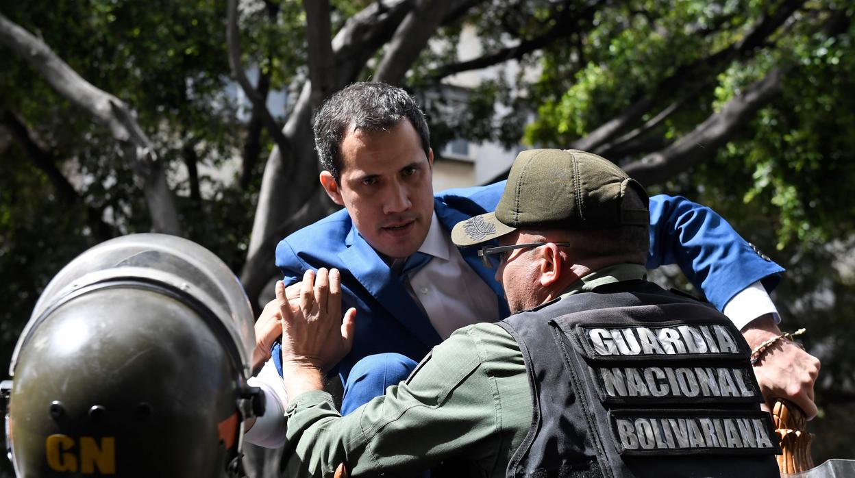 Guaidó intenta saltar la verja de la Asamblea Nacional e impedir el asalto de los chavistas