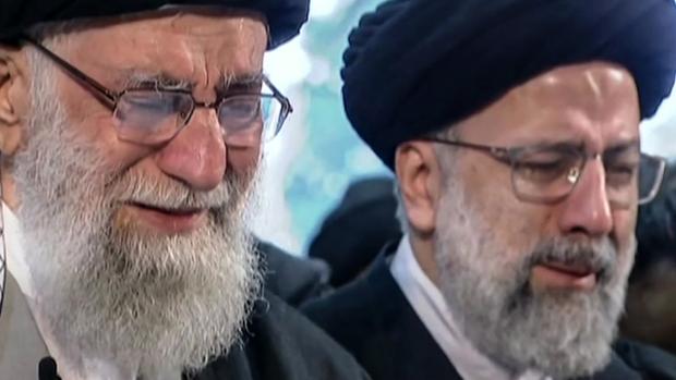 El Ayatolá Jamenei llora ante el ataúd del general Suleimani durante su funeral en Teherán