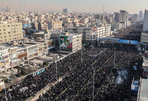 El Ayatolá Jamenei llora ante el ataúd del general Suleimani durante su funeral en Teherán