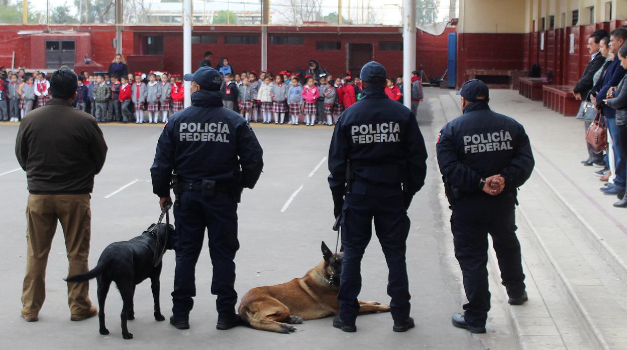 La Policía federal mexicana en la escuela donde se produjeron los hechos