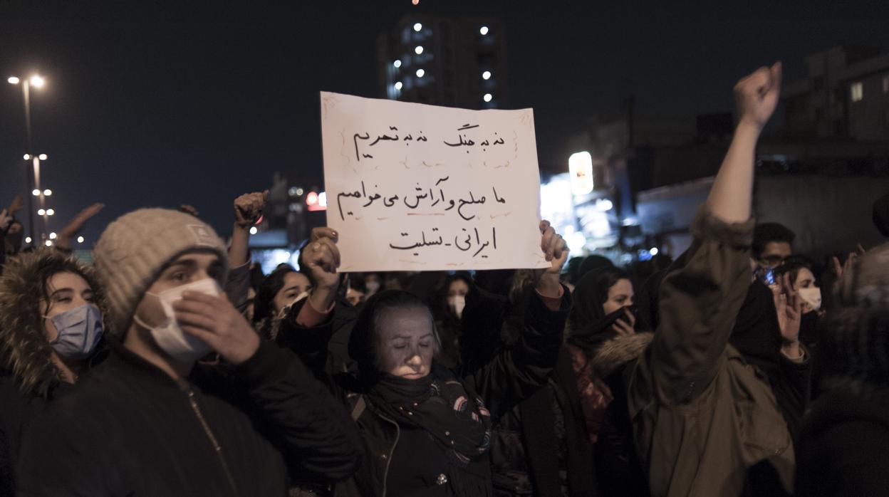 Manifestantes iraníes se reúnen en la plaza de Azadi, en Teherán